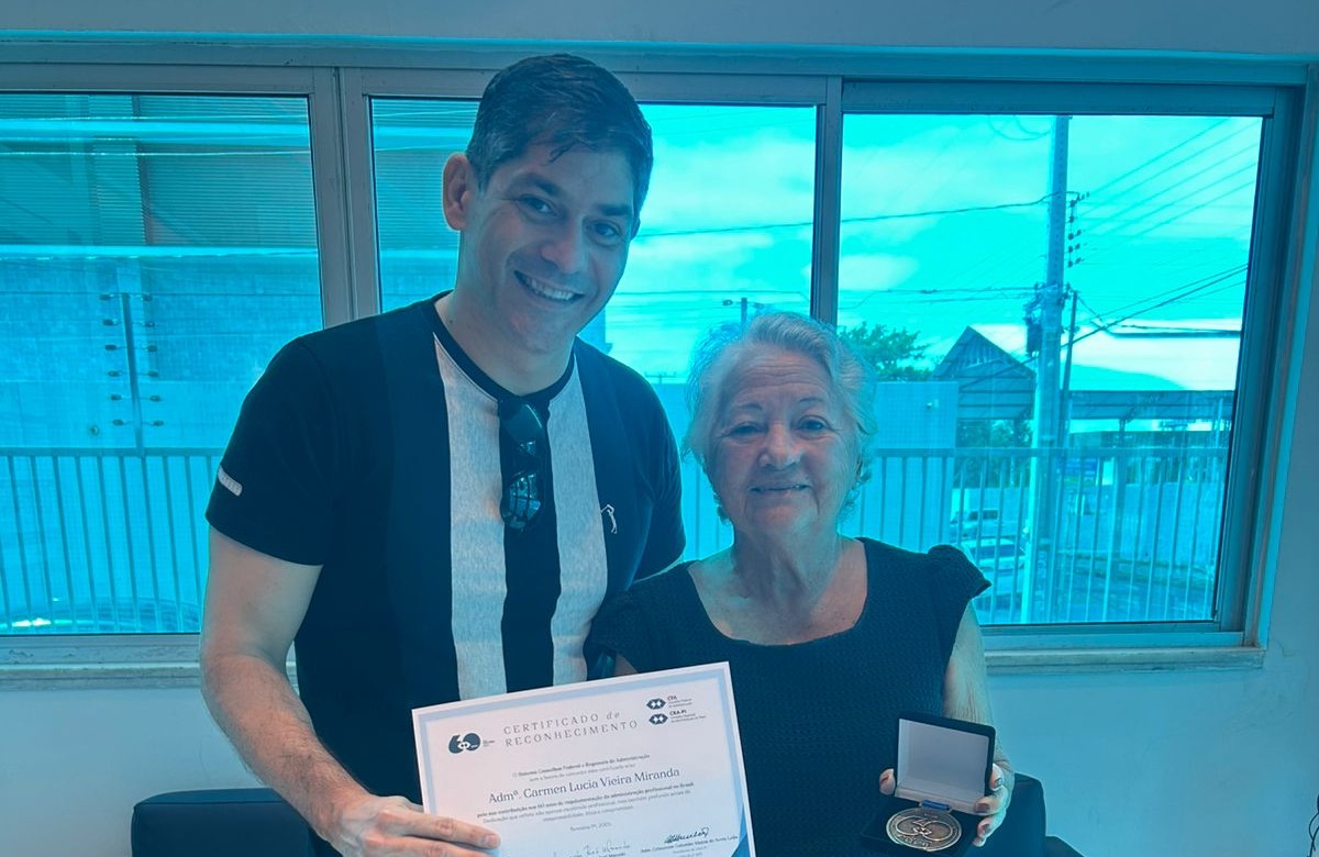 No momento, você está visualizando Administradora Carmen Lúcia recebe Comenda do Jubileu no CRA-PI